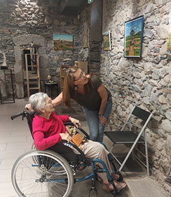 Sortie au musée pour une personne âgées